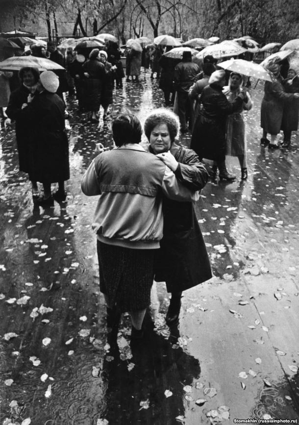 Дождливый осенний день в Москве, 1990 год. Автор — Игорь Стомахин.