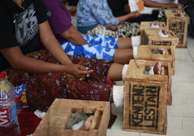 Индонезийские фермеры зацементировали себе ноги