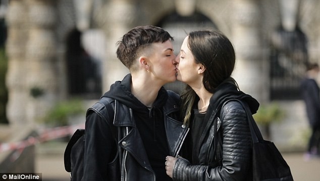 Пара лесбиянок проверила лондонцев на толерантность