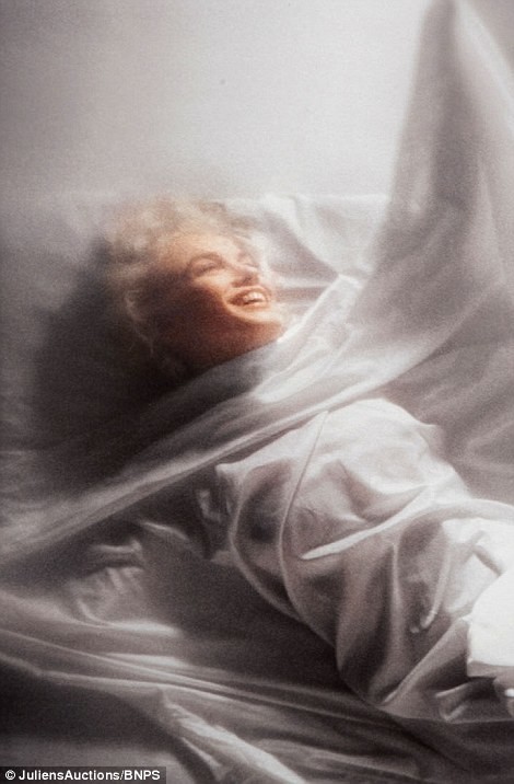 Прощальный взгляд: на аукцион выставлены фотографии с последней съемки Мэрилин Монро