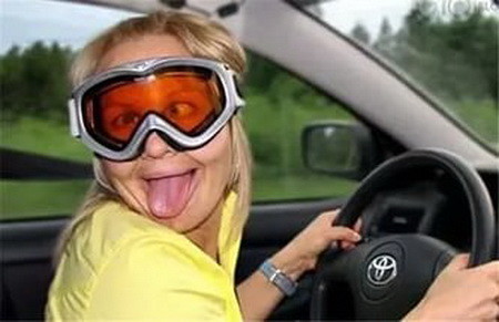 Блондинка за рулем