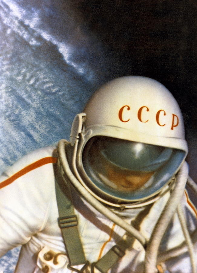 18 марта 1965 года советский космонавт Алексей Леонов совершил первый в истории человечества выход в открытый космос.