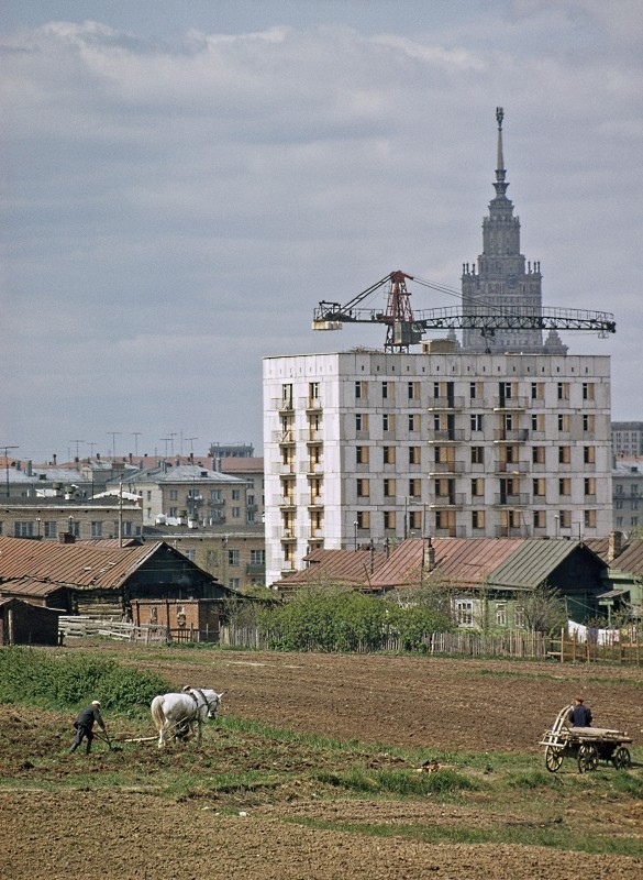 Тем временем в Москве 65-го ещё пахали настоящие поля.