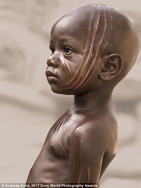 Мальчик со свежими ранами, которые впоследствии станут шрамами, — типичные «украшения» для местных племен. Того, Западная Африка