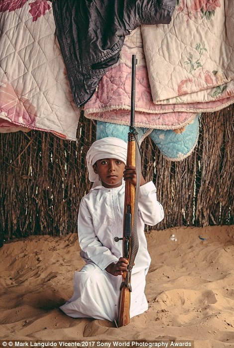 Мальчик-бедуин держит отцовское ружье, Оман