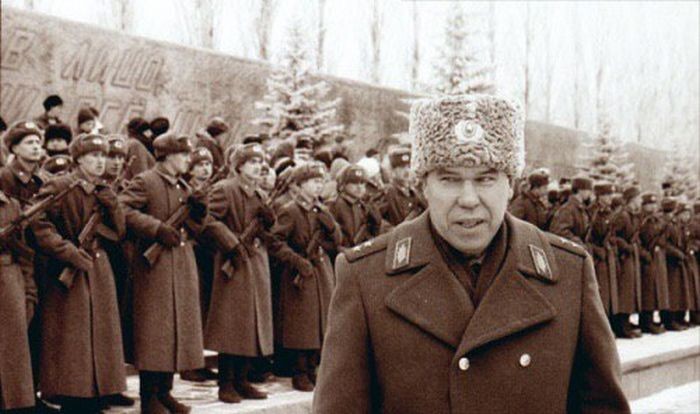 12 декабря 1995 года. Волгоград, Мамаев Курган. Генерал Лев Рохлин награждает офицеров и солдат, прошедших первую чеченскую кампанию 