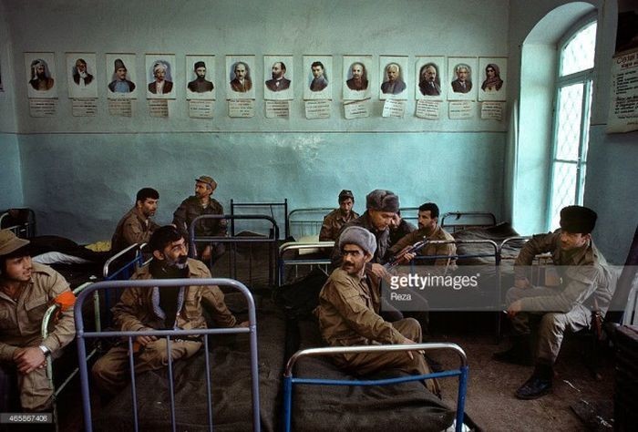 Азербайджанские военные в школе города Шуша, 1992 год. В мае этого же года армяне выбили азербайджанцев из Шуши, город перешел по контроль НКР 