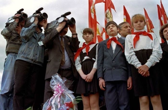 Пионеры во время выступления лидера коммунистов Геннадия Зюганова в центре Красноярка,1996 год