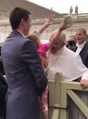 Трехлетняя милашка стащила шапочку с папы Римского