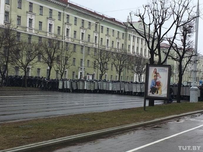В Минске милиция перекрыла движение колонны оппозиции.