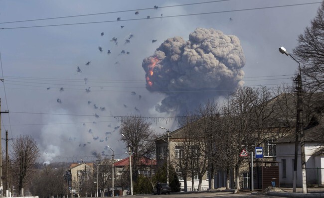 2017 В Балаклее Харьковской области около 3.00 23 марта начались взрывы на складе боеприпасов. Из пятикилометровой зоны вокруг склада эвакуировали около 20 тыс. человек