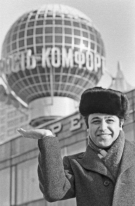 Артист эстрады Евгений Петросян на Калининском проспекте. 11 января 1981 года.  
