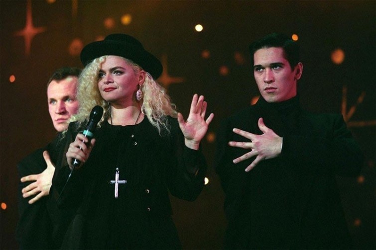 Лариса Долина выступает в эстрадном шоу конкурса "Мисс Москва -94", 22 января 1994 года  