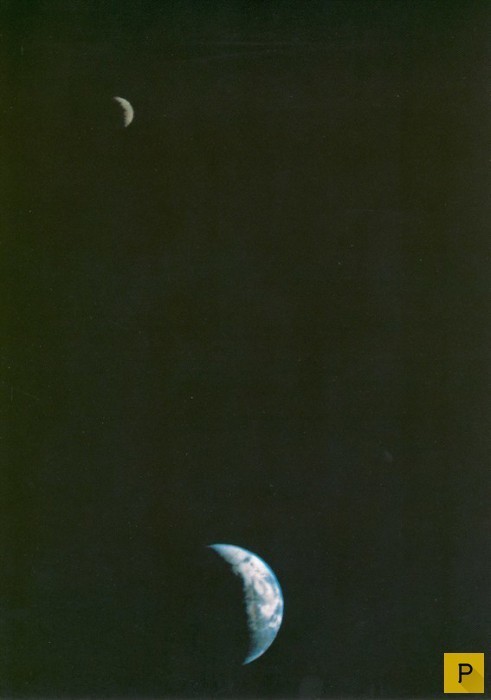 Первая в истории фотография Луны и Земли в одном кадре, которую в 1979 сделал Voyager 1 с расстояния 11,66 млн км. 
