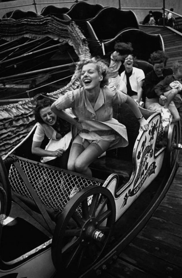 Девушка выходит из аттракциона во время ярмарки в Саутенд–он–Си, 1938 год 