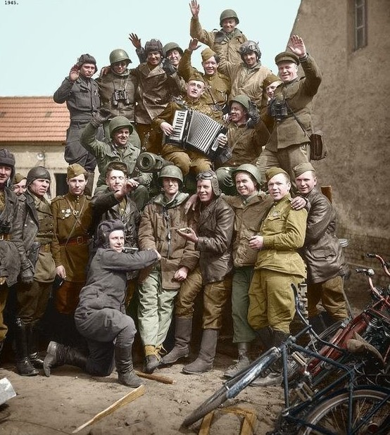 Американские и советские солдаты в Германии, май 1945-го