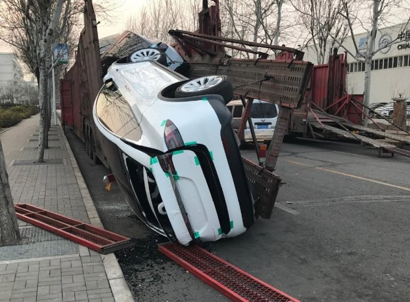 Две новенькие Tesla Model X упали с китайского автовоза
