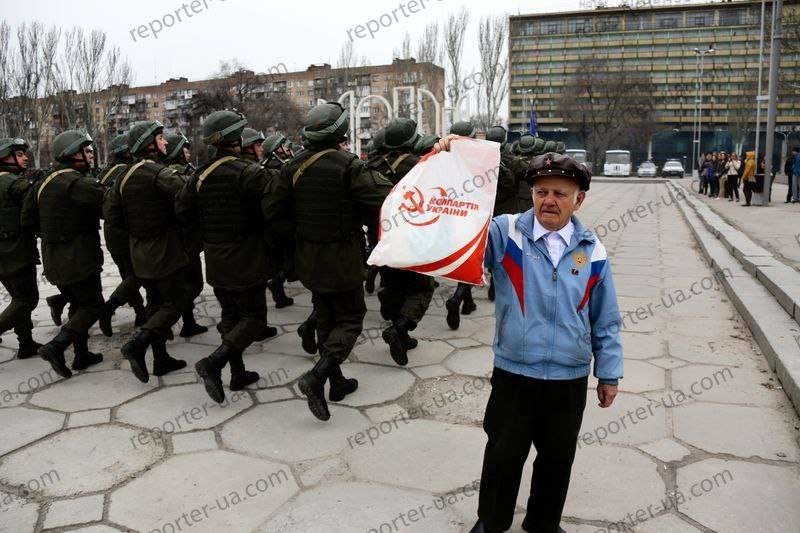 Ветеран перед строем украинской Нацгвардии поднял советское «знамя» и надпись «Россия»