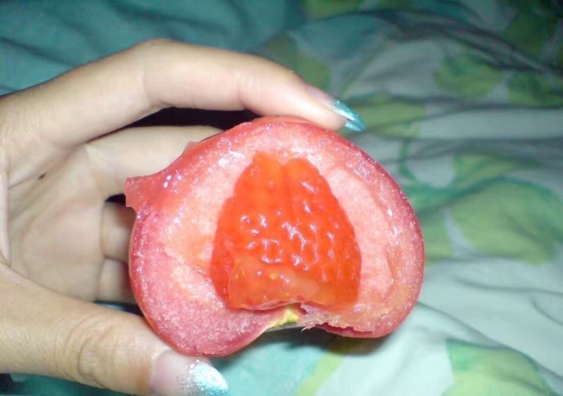 Китаец обнаружил клубнику внутри помидора