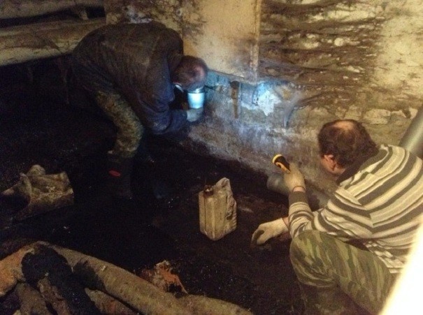В Озерске многоквартирный дом обслуживают бомжи, живущие в подвале