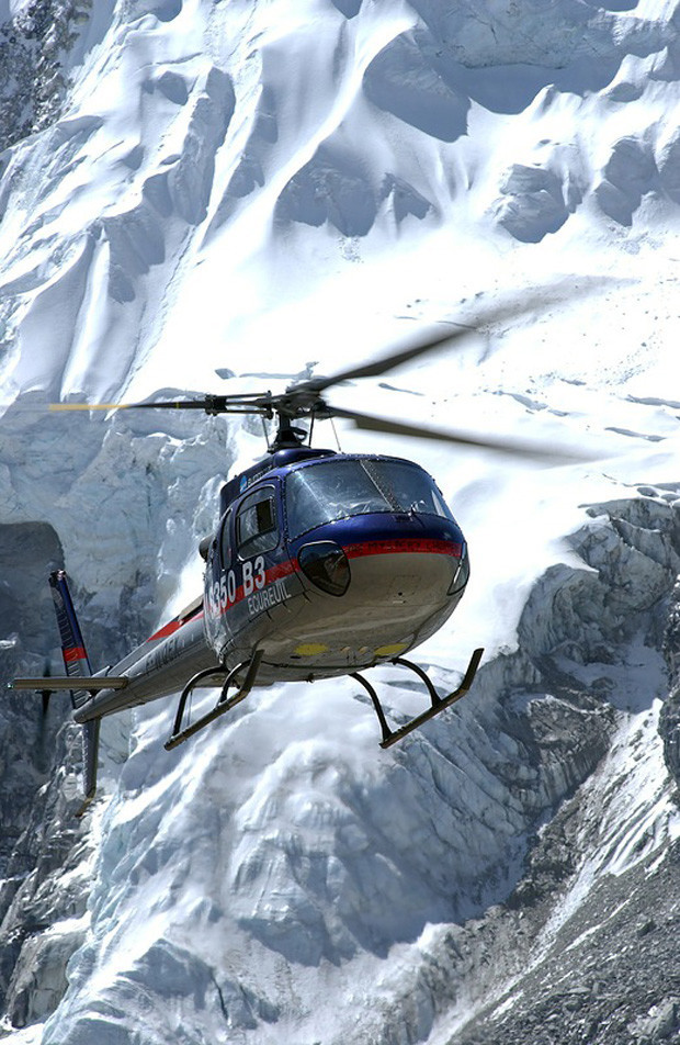Как вертолет приземлился на вершине Эвереста