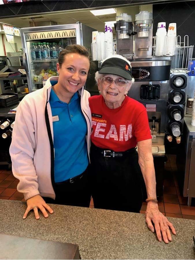 В американском «Макдоналдсе» есть 94-летняя женщина, которая искренне любит свою работу