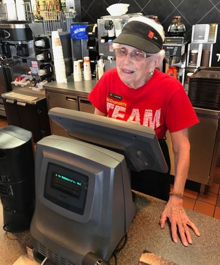 В американском «Макдоналдсе» есть 94-летняя женщина, которая искренне любит свою работу