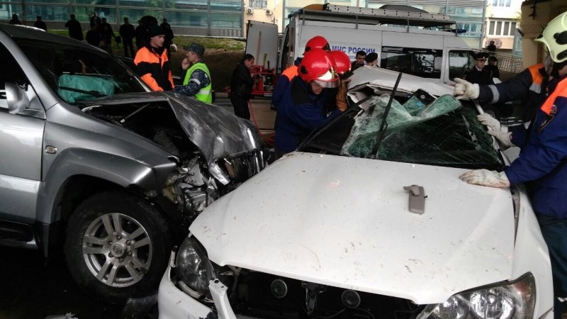 На встречной полосе произошло мощное столкновение с внедорожником "Тойота Ленд Крузер" под управлением 56-летнего мужчины.