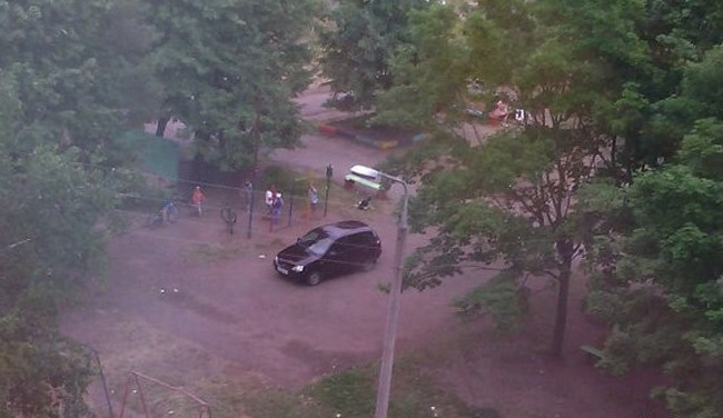 В Нижнекамске прямо по центру одной из детских площадок припарковался водятел
