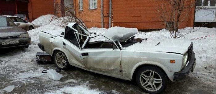 В Бийске упавший с крыши лед раздавил автомобиль ВАЗ