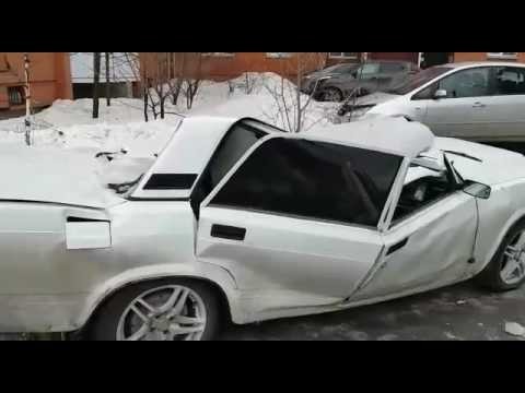 В Бийске упавший с крыши лед раздавил автомобиль ВАЗ