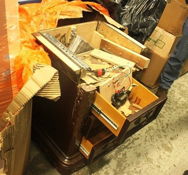 В Нью-Йорке задержали контрабандистов, спрятавших в мебель 4,1 млн долларов и 3 кг героина