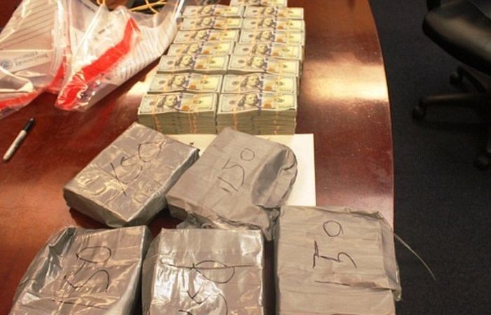 В Нью-Йорке задержали контрабандистов, спрятавших в мебель 4,1 млн долларов и 3 кг героина