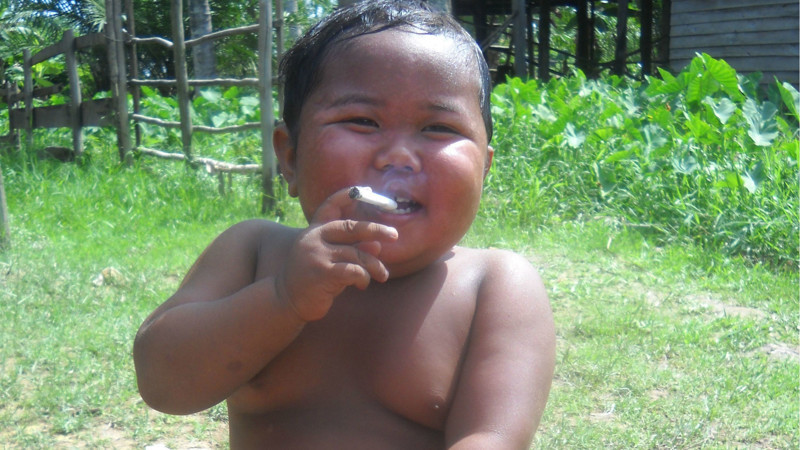 Помните 2-летнего индонезийского мальчика,который выкуривал по 40 сигарет в день?Вот что с ним стало