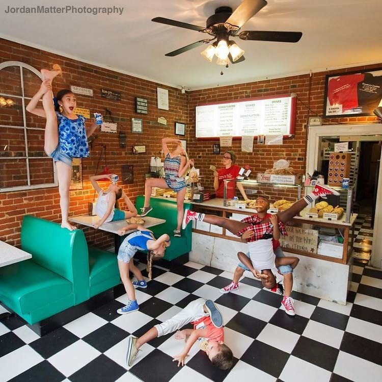 Фотограф снимает детей, легко выполняющих невозможные танцевальные движения