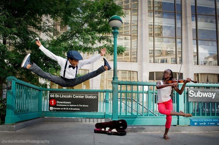 Фотограф снимает детей, легко выполняющих невозможные танцевальные движения