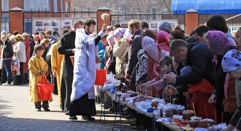 Вот почему нельзя в церкви поджигать свою свечу от рядом стоящей