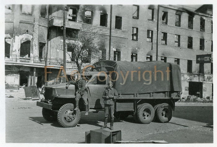 Солдаты Вермахта у трофейного грузовика " Studebaker US6".