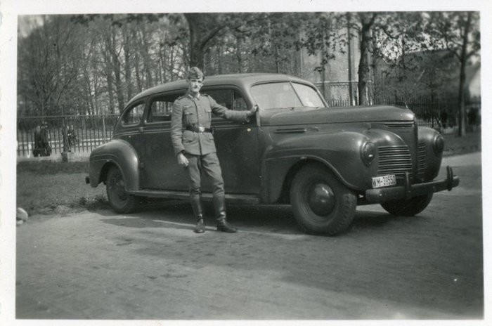 Трофейный американский автомобиль "Плимут" 1940 года на службе в Кригсмарине.