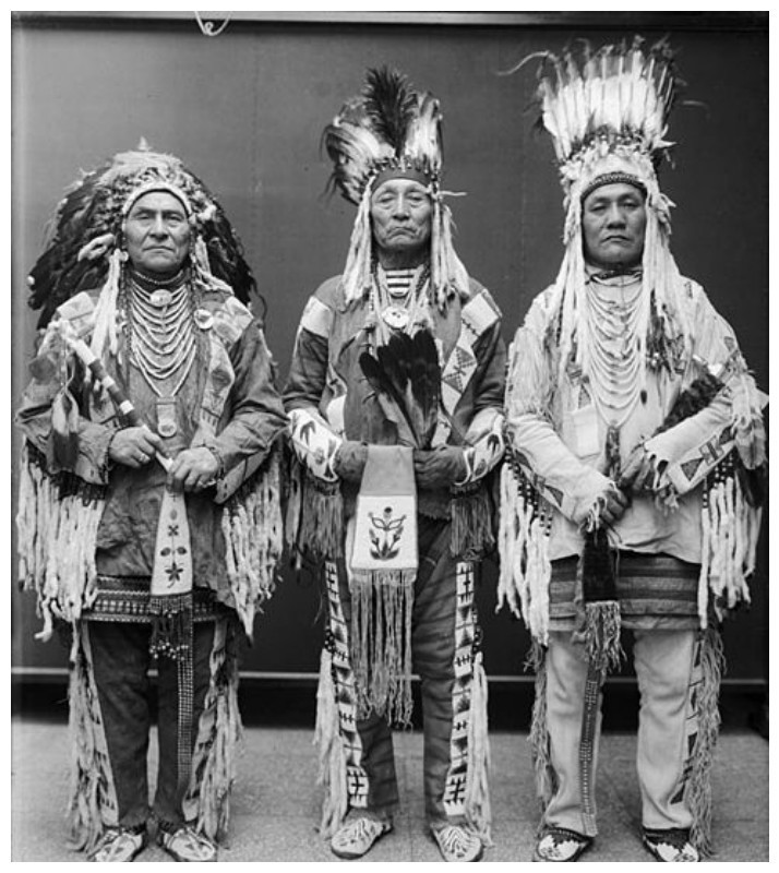 Три вождя  племени черноногие, а  также - сиксики, сиксика - названы по цвету мокасин. Название произошло от сиксиканам — чёрный и оккати — нога, стопа.