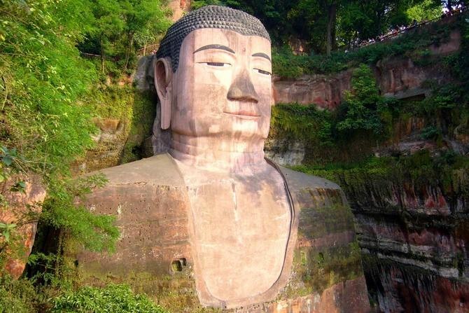 Высота статуи 70 метров (длина  пальца ноги 1,6 метров). в эпоху средневековья тело Будды было скрыто под 13-ярусным храмом-теремом, но эта постройка сгорела во время пожара.
