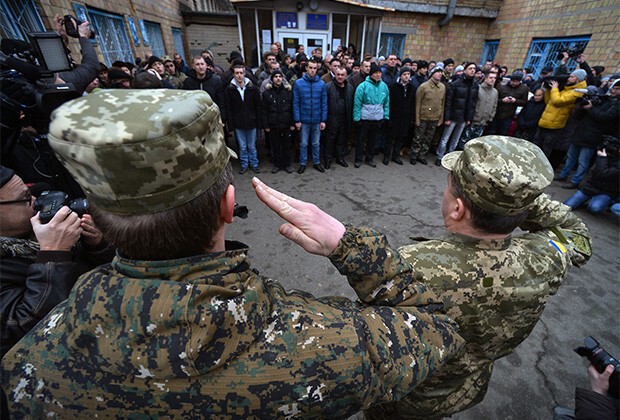 Но при этом жалобы на недобор призывников в вооруженные силы, которые воюют в Донбассе, чаще слышны со стороны представителей власти из западных регионов.