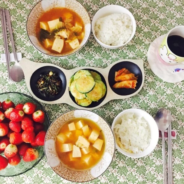13. Корейцы не видят особой разницы между завтраком, обедом и ужином в плане еды. Так что на завтрак там может быть все, что угодно