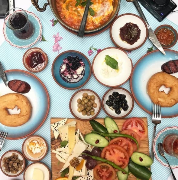 3. В Турции на завтрак едят хлеб, сыр, оливки, масло, мед, джем, яйца и свежие овощи. Прям как нормальные европейцы, если ты понимаешь, о чем мы
