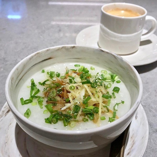 14. Рисовая каша с рыбой, свининой или яйцами — основа питательного завтрака в Сингапуре