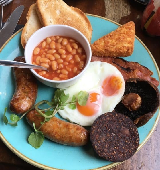 5. Старый добрый британский завтрак, плотный и очень сытный — яйца, тосты, бобы, сосиски и черный пудинг