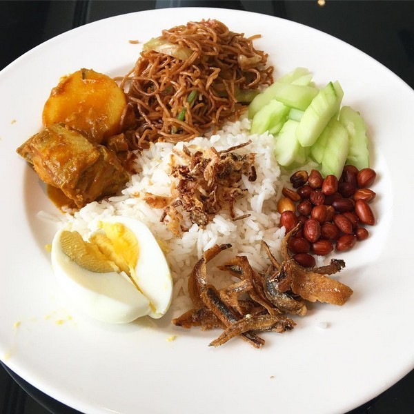 12. В Малайзии на завтрак едят nasi lemak. Это рис, приготовленный в кокосовом молоке с листьями пандана. Подается с разным гарниром и считается практически национальным блюдом страны