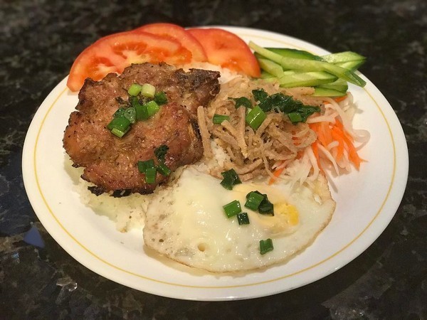 11. Вьетнамцы любят поплотнее — рис с жаренной свининой, яйцом и овощами