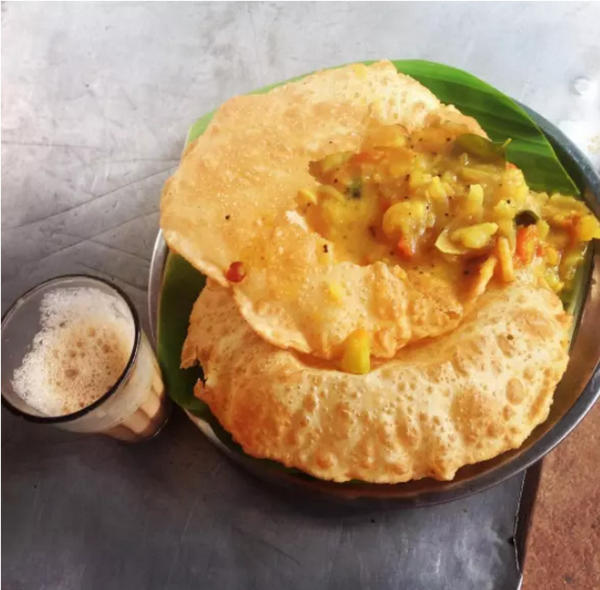 15. В Индии на завтрак едят masala puri. Помидоры и прочие овощи со специями и лепешками
