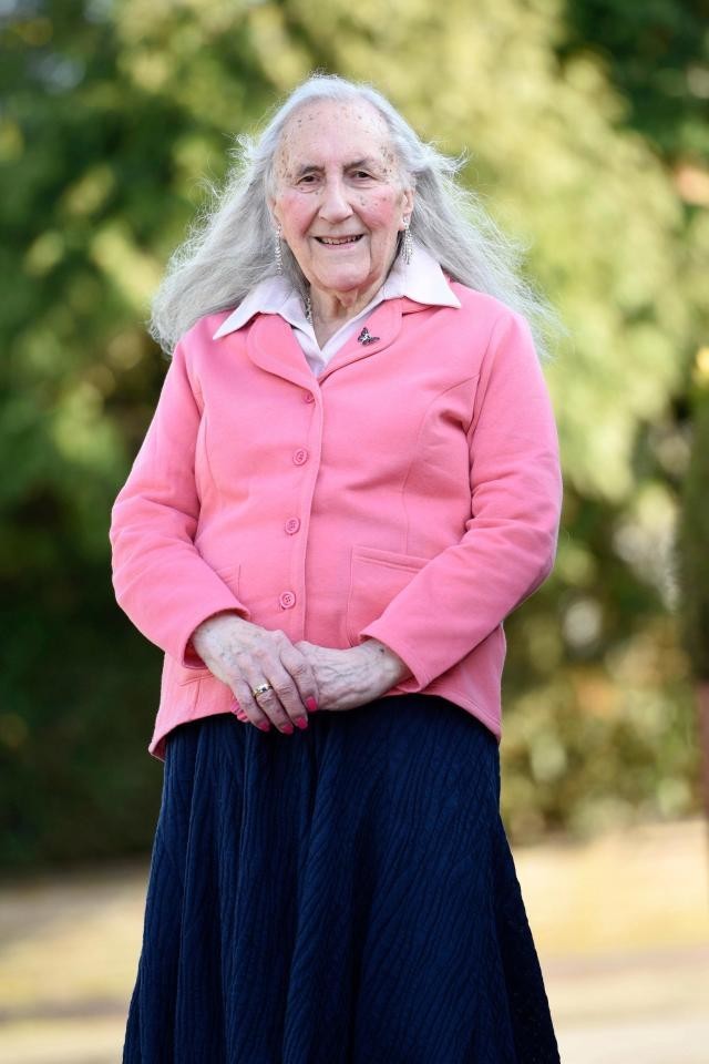 Дедушка решил стать бабушкой: 90-летний ветеран Второй мировой сменил пол